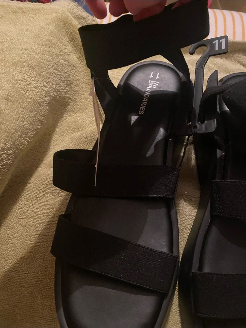 No Boundaries Black Elastic Strap Sandals - Picture 4 of 6